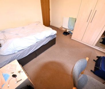 5 bedroom Flat in Flat 2, 49a Kirkstall Lane - Photo 4