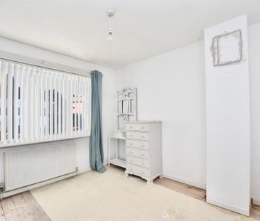 Room in a Shared House, The Gardens, LS5 - Photo 3