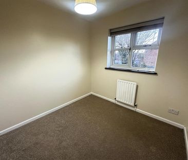 Hollybush Close, Chippenham, SN14 - Photo 2