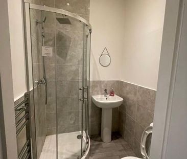 1 bedroom in a house share to rent - Photo 2