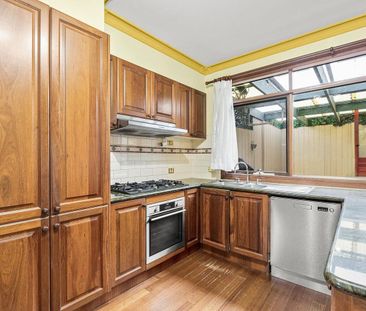 Charming 3-Bedroom Home with Entertaining Deck & Spa - Photo 5