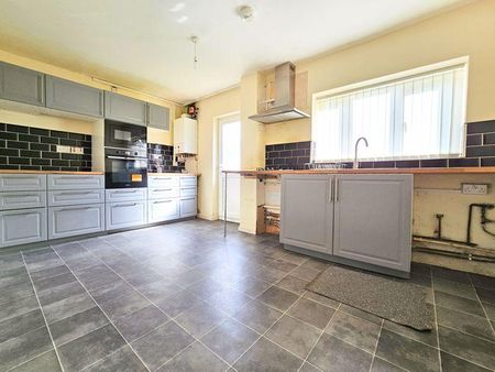 3 bedroom end of terrace house to rent - Photo 4