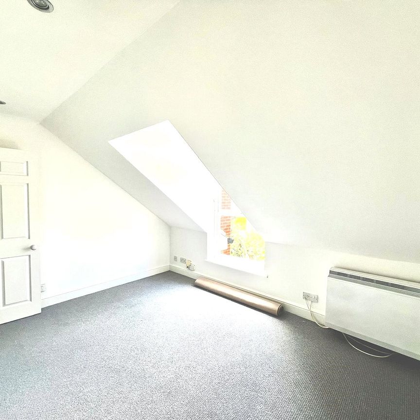 2 BEDROOM TOP FLOOR FLAT AVAILABLE IMMEDIATELY! - Photo 1