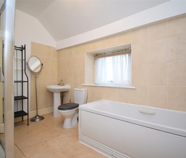 Stoney Bank, Hawking Croft Road, Horbury - Photo 2