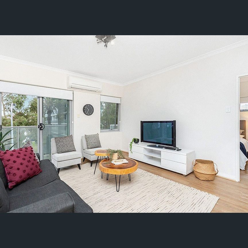 Bright and light 2 bed apartment in super convenient location in West Perth. - Photo 1