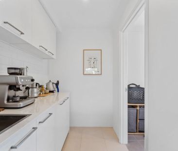 Spacious & Stylish 3 Bed / 2 Bath Home on a Corner Block - Photo 3