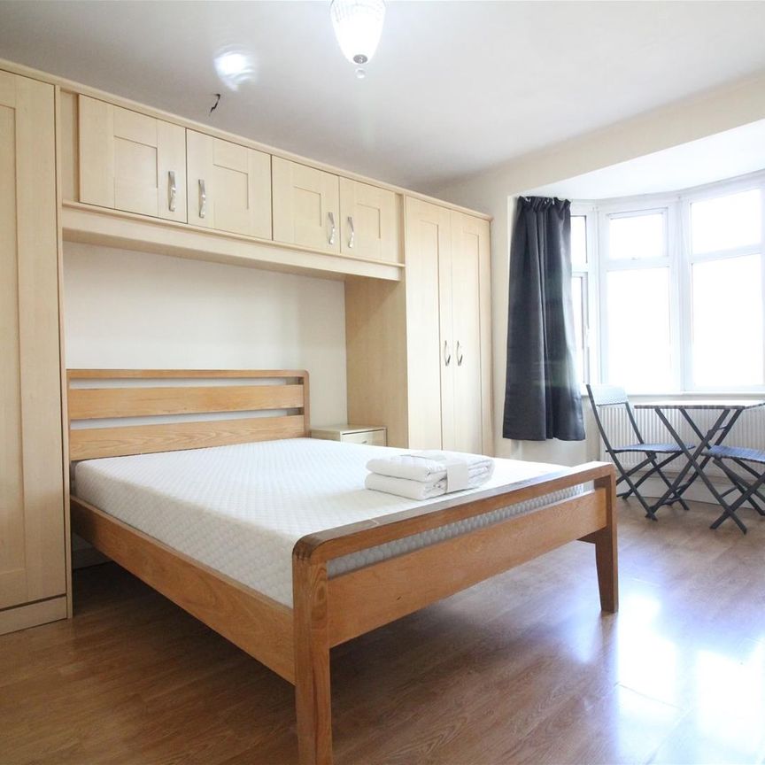 Wood Lane, Isleworth - Photo 1