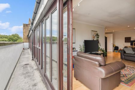 Spacious 2 bedroom modern flat to rent in Wapping, E1W - Photo 3