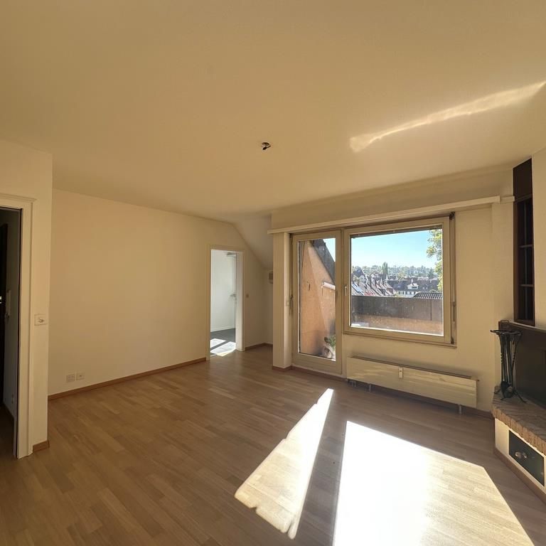 Charmante Dachwohnung mit Cheminée und sonnigem Balkon - Foto 1