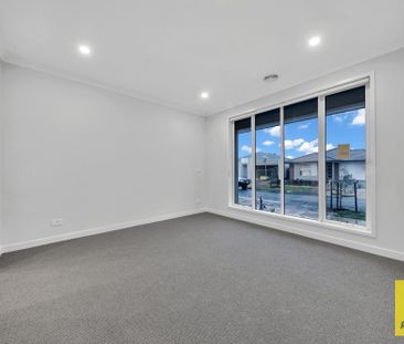 A Beautifully Positioned Home in Tarneit! - Photo 2