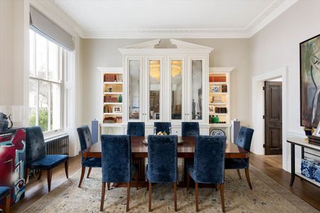 An impeccable three bedroom apartment located on the distinguished Belgravia Place in the heart of Belgravia, SW1. - Photo 4