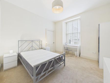3 bedroom flat to rent - Photo 4