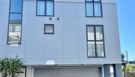 Sunny & Warm 3 bedroom 2 bathroom Townhouse - Photo 5