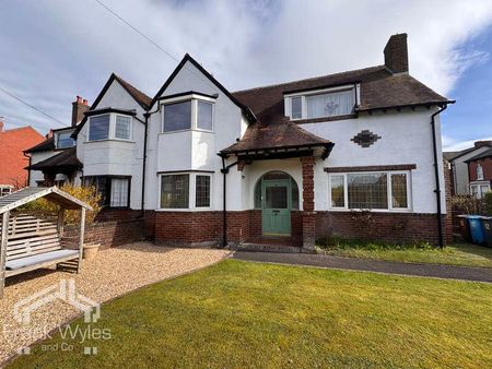 St. Davids Road North, Lytham St. Annes, Lancashire, FY8 - Photo 2