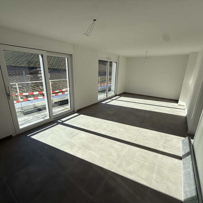 Salquenen : 2.5 pièces neuf avec balcon près de la gare - Photo 1