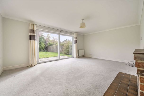 Four-bedroom detached home in Alresford. - Photo 1