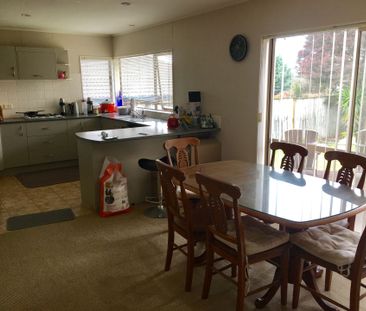 Single Level 3 Bedroom Property - Photo 3