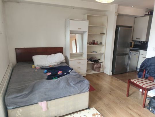 Studio Flat, Bramley Crescent, IG2 - Photo 1