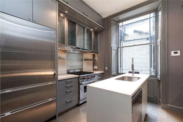 Rare opportunity to rent an entire house located on one of the most sought after squares in Marylebone. This tranquil location offers peace and quiet, while still being just minutes away from the wonderful shops and restaurants of Marylebone. - Photo 1