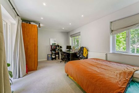 An exceptional detached home which has been substantially extended and comprehensively refurbished to create a beautifully appointed family home, set within mature private grounds. - Photo 4