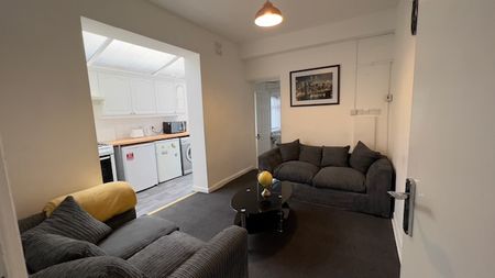 Five Bedroom Student House to Rent in Portsmouth - Photo 2