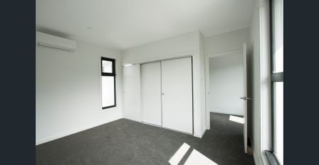 Meticulously designed town residence - Photo 3