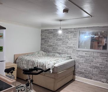 Studio Flat, Edinburgh Grove, LS12 - Photo 1