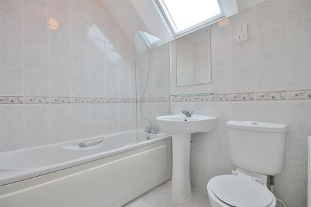 3 bedroom semi-detached house to rent - Photo 3