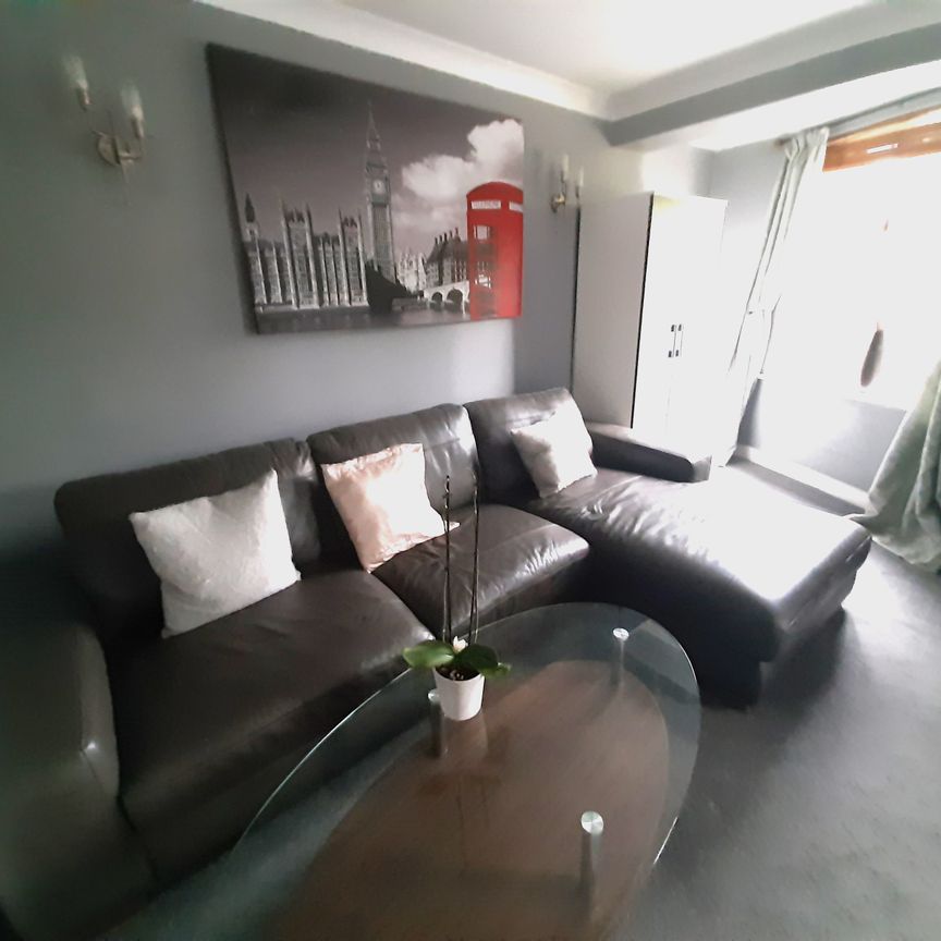 Beautiful 5 bed property overlooking All Saints Park Room 3 - Photo 1