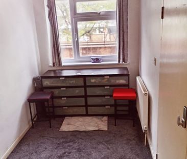 Room in a Shared Flat, Malmesbury Road, E3 - Photo 1