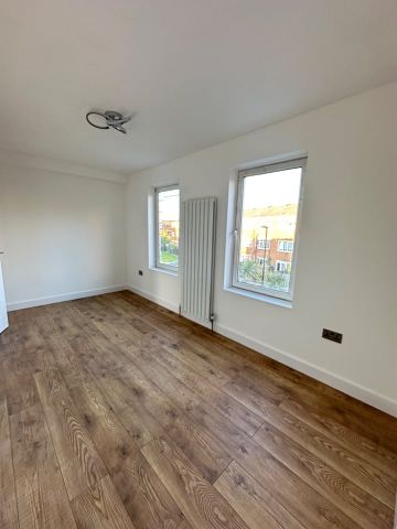 3 Bed Terraced House, Castle Close, E9 - Photo 2