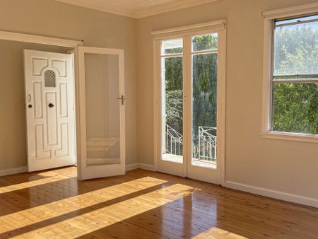 Central Three Bedroom Cottage - Photo 4