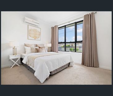 Modern 4-Bedroom, 4-Bathroom Luxury Living in the Heart of Glen Wav... - Photo 4