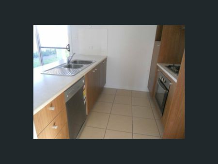 4 BEDROOM FAMILY HOME - Photo 4