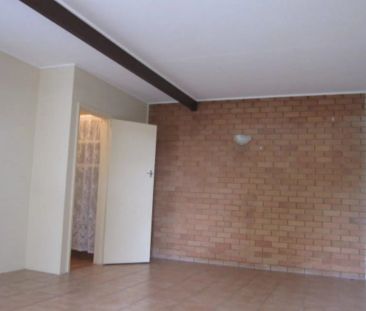 Charming Ground Floor Unit in Convenient Greenslopes Location - Photo 5
