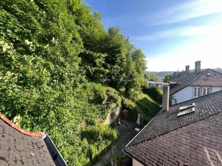 Coquet 2,5 pièces entièrement rénové au dernier étage d'un immeuble proche de la gare - Photo 2