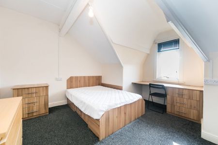 Manor Drive, Leeds - Photo 2