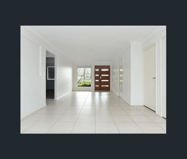 Large Living Area with Air Con! - Photo 2