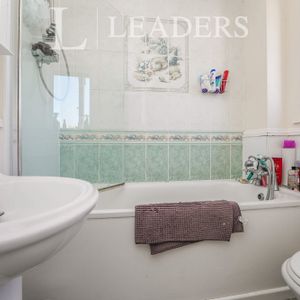 3 bedroom house to rent Barrington Road, Watchfield, Swindon, SN6 - Photo 2