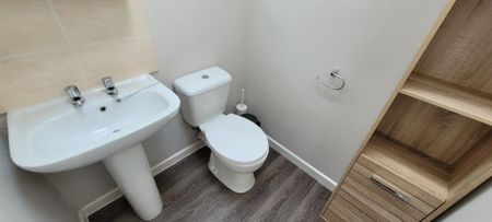 1 bedroom in a flat share to rent - Photo 5