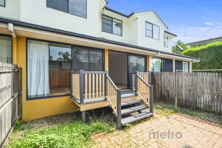 Beautifully Updated Townhouse Moments from Oxford Street!! - Photo 5