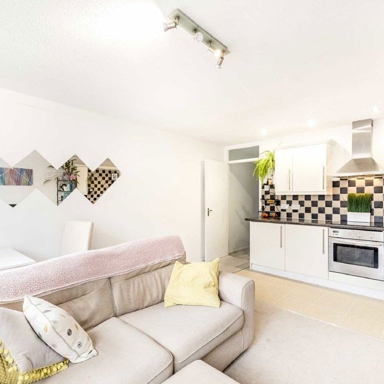 St. Peter's Close, SW17 7UH, London - Photo 1