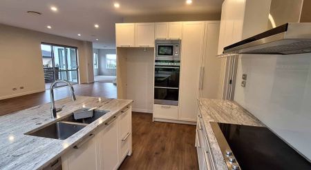 Spacious 6-Bedroom Brick & Tile Mansion – Prime Albany Location - Photo 4