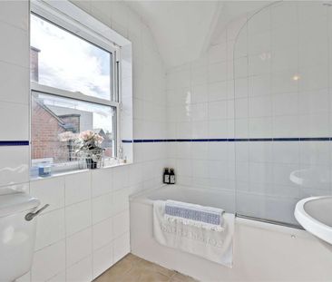 A spacious one bedroom apartment in the centre of town. - Photo 4