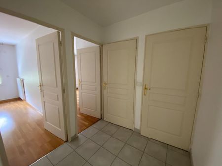 Location Appartement 6 pièces 69m² CHAMBERY 73000 - Photo 3