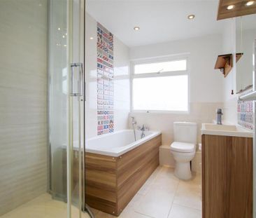 4 bedroom end of terrace house to rent - Photo 1