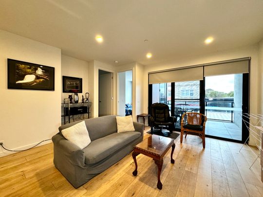 6 Month Lease - Modern two bedroom apartment in ideal location - Photo 1