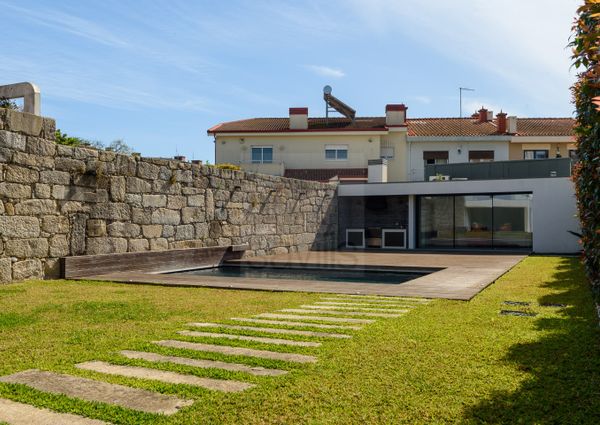 Moradia V5 em Senhora da Hora com jardim e piscina