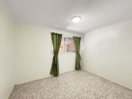 Spacious Family Home in Leafy Cul-De-Sac, with Pool! - Photo 4