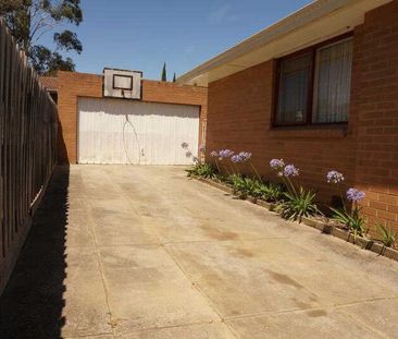 Spacious Family Home - Photo 3